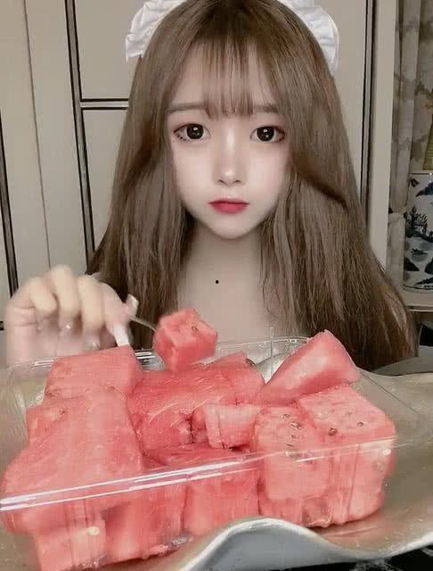 娱乐吃瓜小姐姐,跟随吃瓜小姐姐探寻明星幕后故事