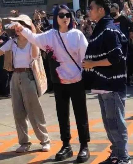 娱乐圈吃瓜博主双人,甜蜜互动引网友热议